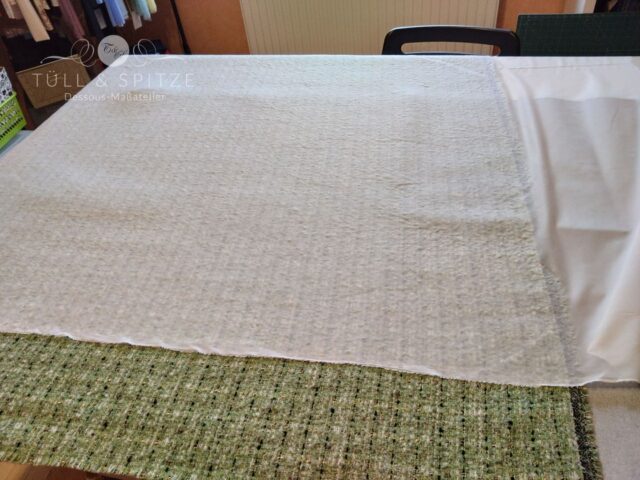 Zwischen den Dessous-Maßaufträgen arbeite ich an einem anderen Projekt ✂️ Ich bin schon sehr auf das Ergebnis gespannt 🧥😉
PS: Der Teufel liegt im Detail, da das Muster exakt übereinander liegen sollte. (Warum habe ich nur gestreift gewählt?) 🫣😅
#chanel #jackenähen #dasnähichmirselbst #imnähfieber