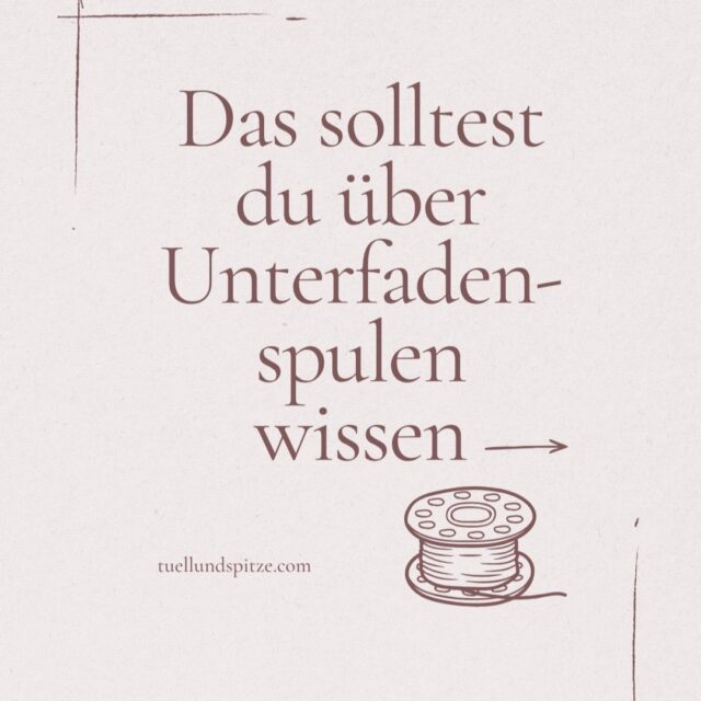 Diese kleine Spule hat aufgegeben. 🤷‍♀️

Was du hier siehst: Ein Teil der Unterfadenspule ist einfach abgebrochen.

Der Grund liegt im Material: Kunststoff wird mit den Jahren porös. Wenn die Spule grundsätzlich randvoll gewickelt wird, drückt der Faden von innen dauerhaft gegen den Rand (siehe Pfeil im zweiten Bild). Irgendwann ist der Rand so brüchig, dass der "Deckel" der Spule einfach abfällt.

Bei Metallspulen kann das nicht passieren.

Deshalb mein Atelier-Tipp: Spule Kunststoffspulen immer nur zu etwa 2/3 auf.

Manchmal ist eben nicht die volle Spule auch die gute Spule. 🧵

Ist es dir auch schon passiert, dass Kunststoffspulen gebrochen sind, oder sortierst du poröse Spulen rechtzeitig aus? Schreib's mir in die Kommentare.

#nähen #nähtipps #nähmaschine #unterfaden #spule #nähliebe #handwerk #nähenlernen #diynähen #nähwerkstatt #nähenmachtglücklich #dessousnähenlernen #tüllundspitze #dessousnähschulewiesbaden #wiesbaden
