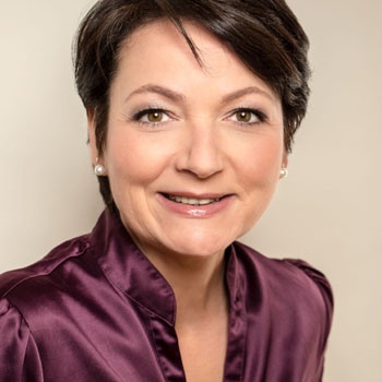 Claudia Specht, Designerin und Maßschneiderin Über mich: Claudia Specht, Designerin und Maßschneiderin