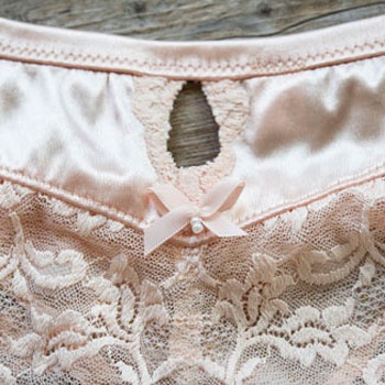 Detailaufnahme Slip-Verarbeitung BHs und Slips | Detailaufnahme