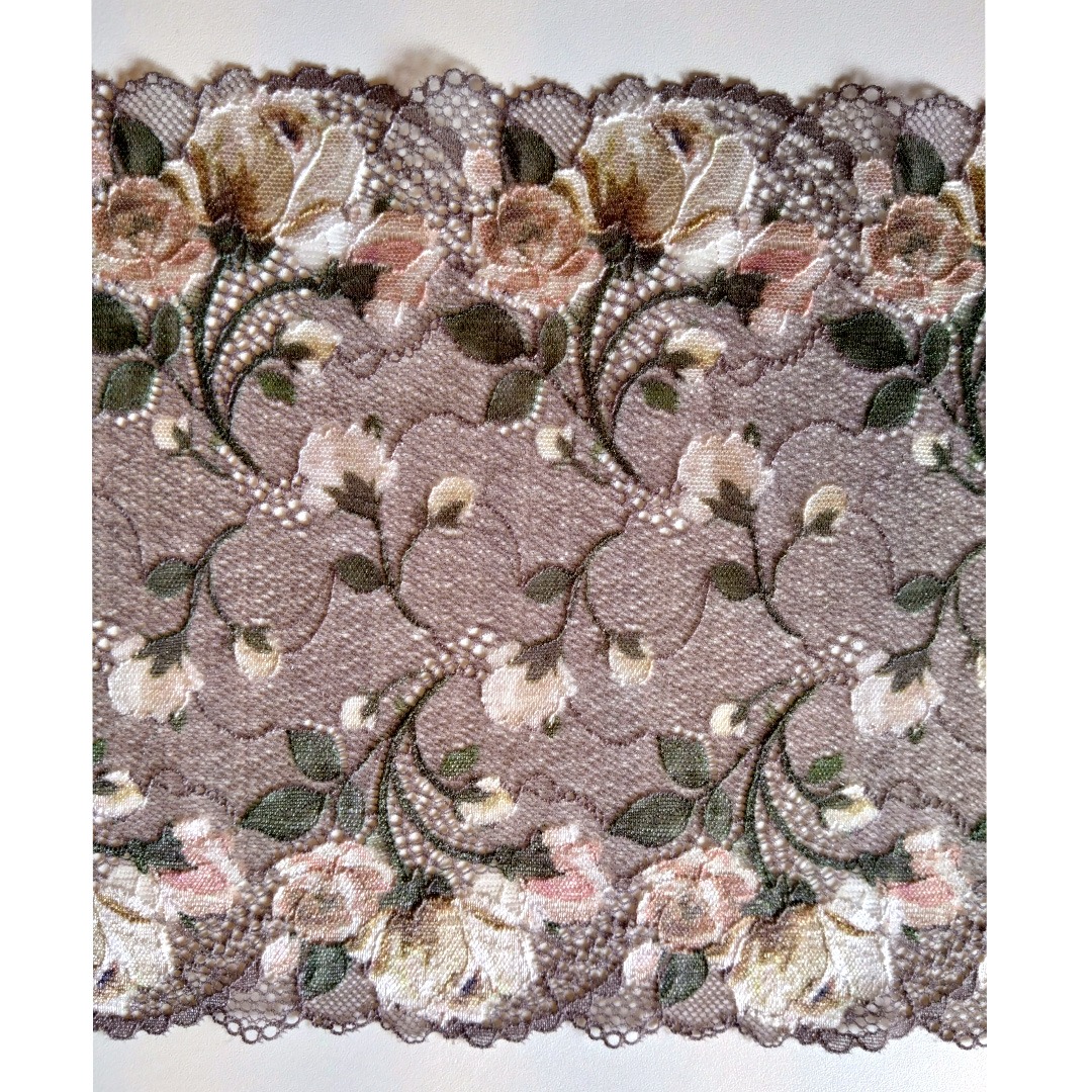 Spitze in Taupe mit creme-lachsfarbenen Blumen, ca. 20 cm breit