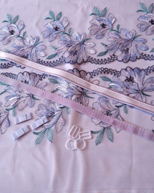 ✨ Schöne Materialien machen den Unterschied ✨
Manchmal braucht es nur das richtige Material, um aus Stoff ein Gefühl zu machen.
Bei Tüll & Spitze findest du sorgfältig ausgewählte Dessous-Materialien – von feiner Spitze und hochwertigen Dessousstoffen, über Kurzwaren, Schaumstoffcups für BHs, BH-Bügel, Dessous-Bücher und vieles mehr. Es sind Materialien mit dem besonderen Detail, die deine Lingerie einzigartig machen 💕
Nicht alle Produkte sind online. Noch mehr Schätze warten in meinem Atelier darauf, von dir entdeckt, gefühlt und kombiniert zu werden 🧵
👉 Lass dich inspirieren – online oder im ganz persönlichen Gespräch vor Ort.
Bitte vereinbare für einen Atelierbesuch vorab einen Termin - telefonisch oder per E-Mail 📞📥
#lingeriesupplies #dessousnähen #dessousmaterialien #spitze #dentelle #lace #dessousnähkurse #dessousschneiderei #dessous #lingerie #lingeriesewing