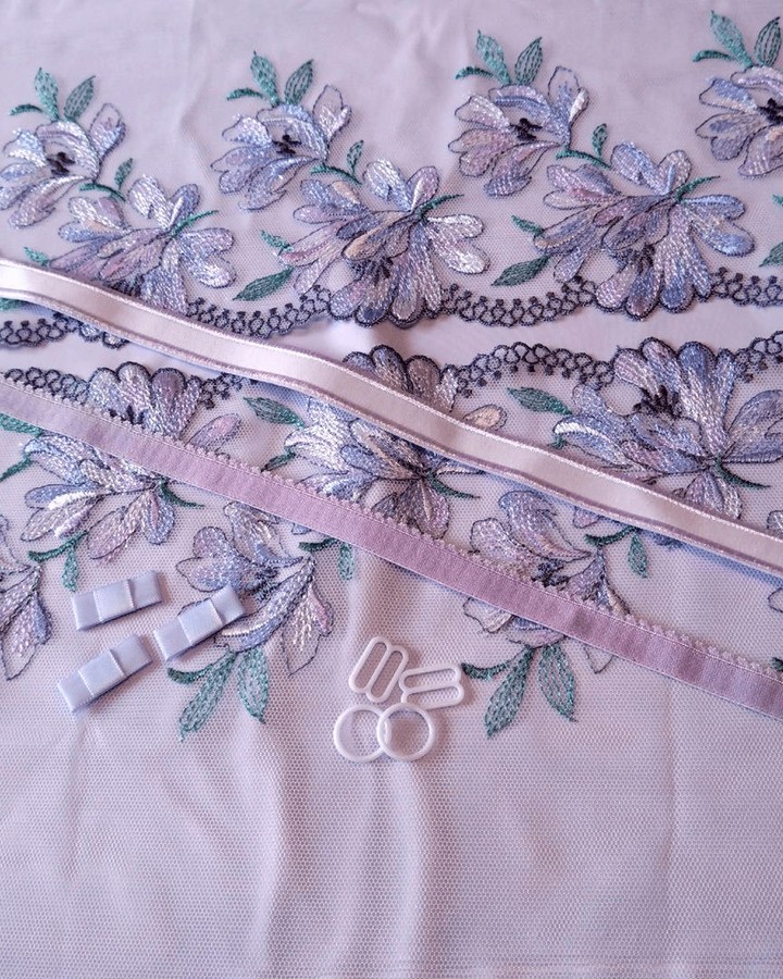 ✨ Schöne Materialien machen den Unterschied ✨
Manchmal braucht es nur das richtige Material, um aus Stoff ein Gefühl zu machen.
Bei Tüll & Spitze findest du sorgfältig ausgewählte Dessous-Materialien – von feiner Spitze und hochwertigen Dessousstoffen, über Kurzwaren, Schaumstoffcups für BHs, BH-Bügel, Dessous-Bücher und vieles mehr. Es sind Materialien mit dem besonderen Detail, die deine Lingerie einzigartig machen 💕
Nicht alle Produkte sind online. Noch mehr Schätze warten in meinem Atelier darauf, von dir entdeckt, gefühlt und kombiniert zu werden 🧵
👉 Lass dich inspirieren – online oder im ganz persönlichen Gespräch vor Ort.
Bitte vereinbare für einen Atelierbesuch vorab einen Termin - telefonisch oder per E-Mail 📞📥
#lingeriesupplies #dessousnähen #dessousmaterialien #spitze #dentelle #lace #dessousnähkurse #dessousschneiderei #dessous #lingerie #lingeriesewing