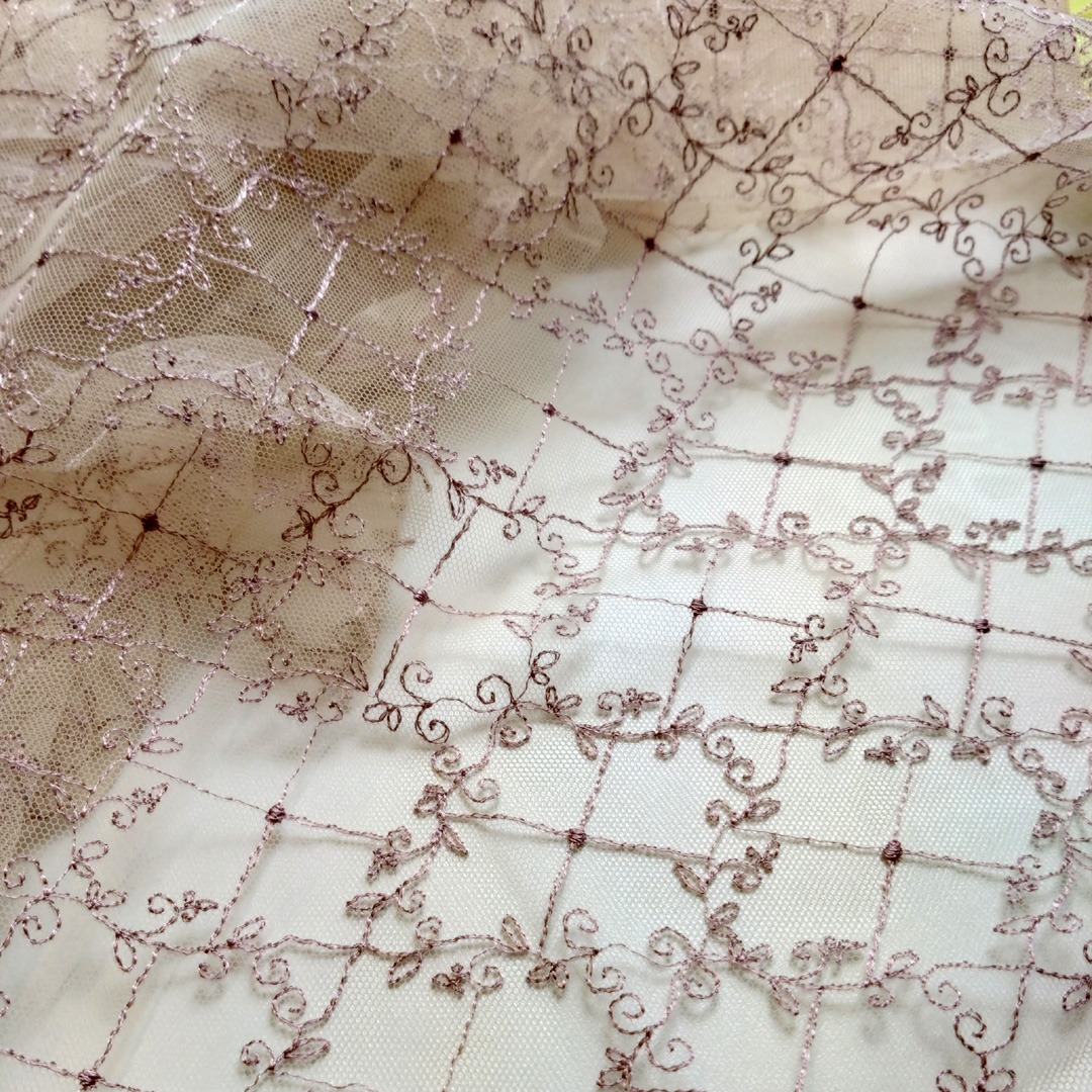 Alloverspitze (Spitzenbreitware), Stick in Altrosa