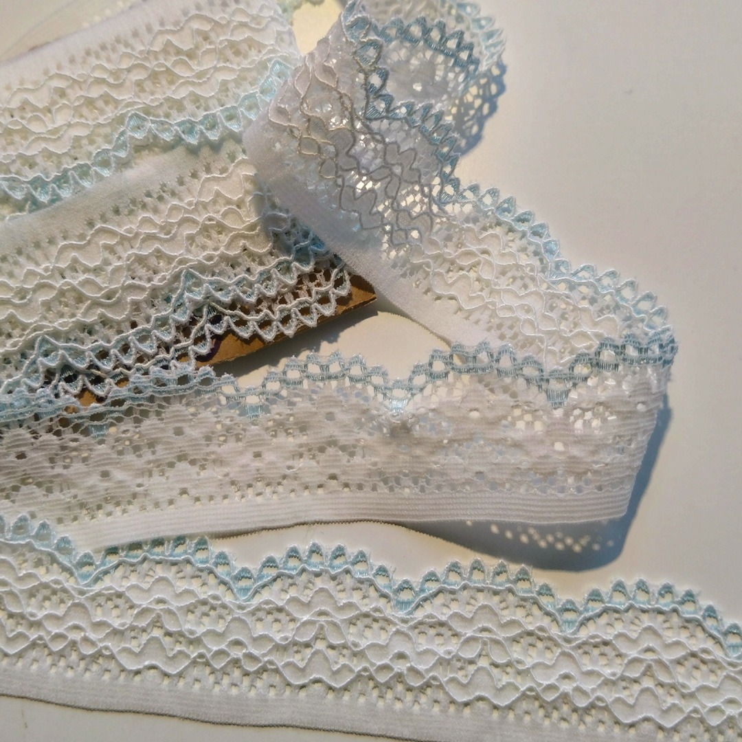 Spitzenborte in Weiß mit hellblauer Bogenkante, 3 cm breit