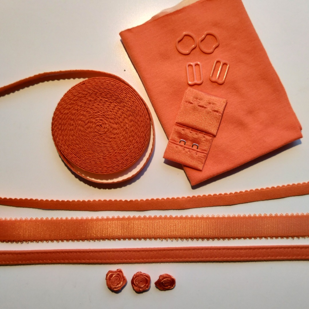 Kurzwarenpaket in Orange mit Blumen-Accessoires