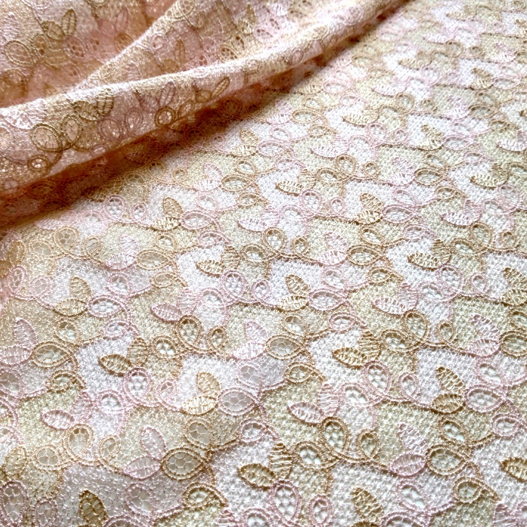 Klöppelspitze Breitware in Rosa und Apricot