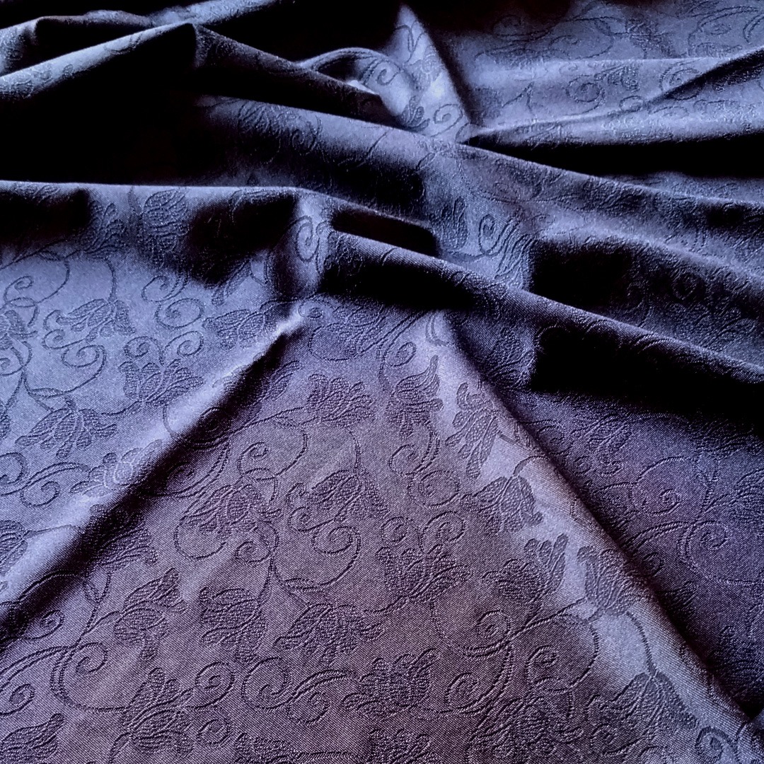 Mikrofaser in Schwarz mit Blumenranken