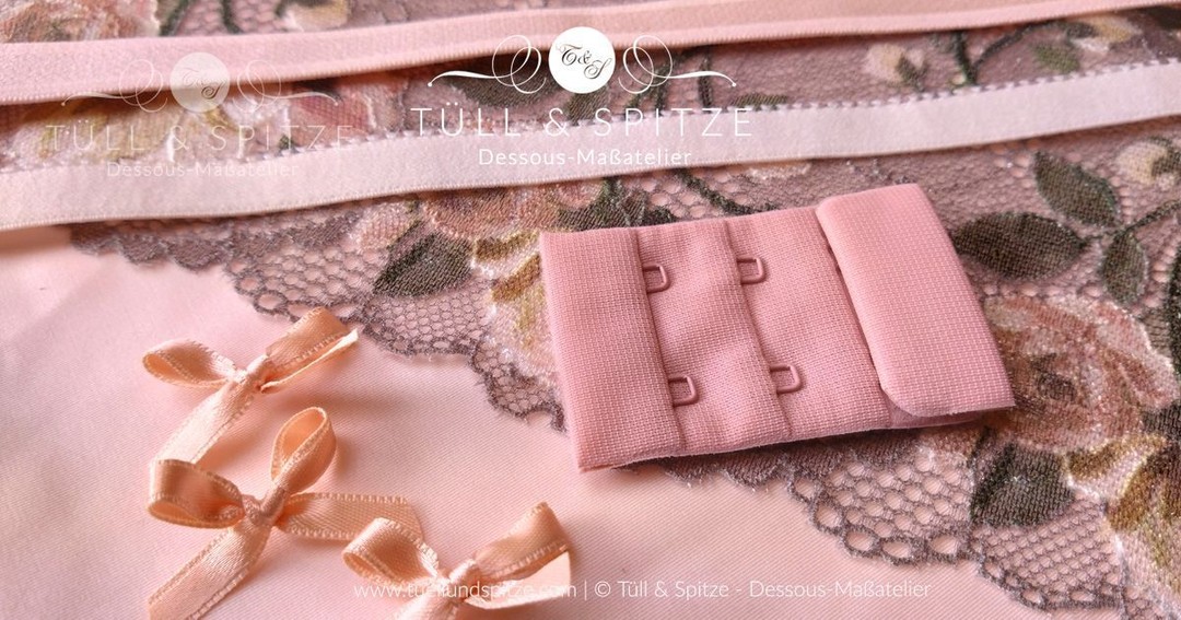 🧵 Die richtigen Stoffe für Dessous – darauf kommt’s beim Nähen an!

Nicht jeder Stoff ist für Dessous geeignet. Und genau hier liegt oft der Schlüssel zum perfekten Ergebnis!

In meinem Blog erfährst du:
✨ Welche Stoffe sich wirklich eignen.
✨ Wie viel Elastizität du brauchst.
✨ Welche Materialien angenehm auf der Haut sind.

Denn: Der richtige Stoff macht aus „okay“ ein WOW-Ergebnis 💕
👉 Stoffe für das Dessous-Nähen (Link in Bio / Blog)

#stoffe #dessousnähen #lingerienähen #sewingfabric #nähenfüranfänger #stoffliebe #diydessous #nähenmachtglücklich #sewinginspiration #tuellundspitze