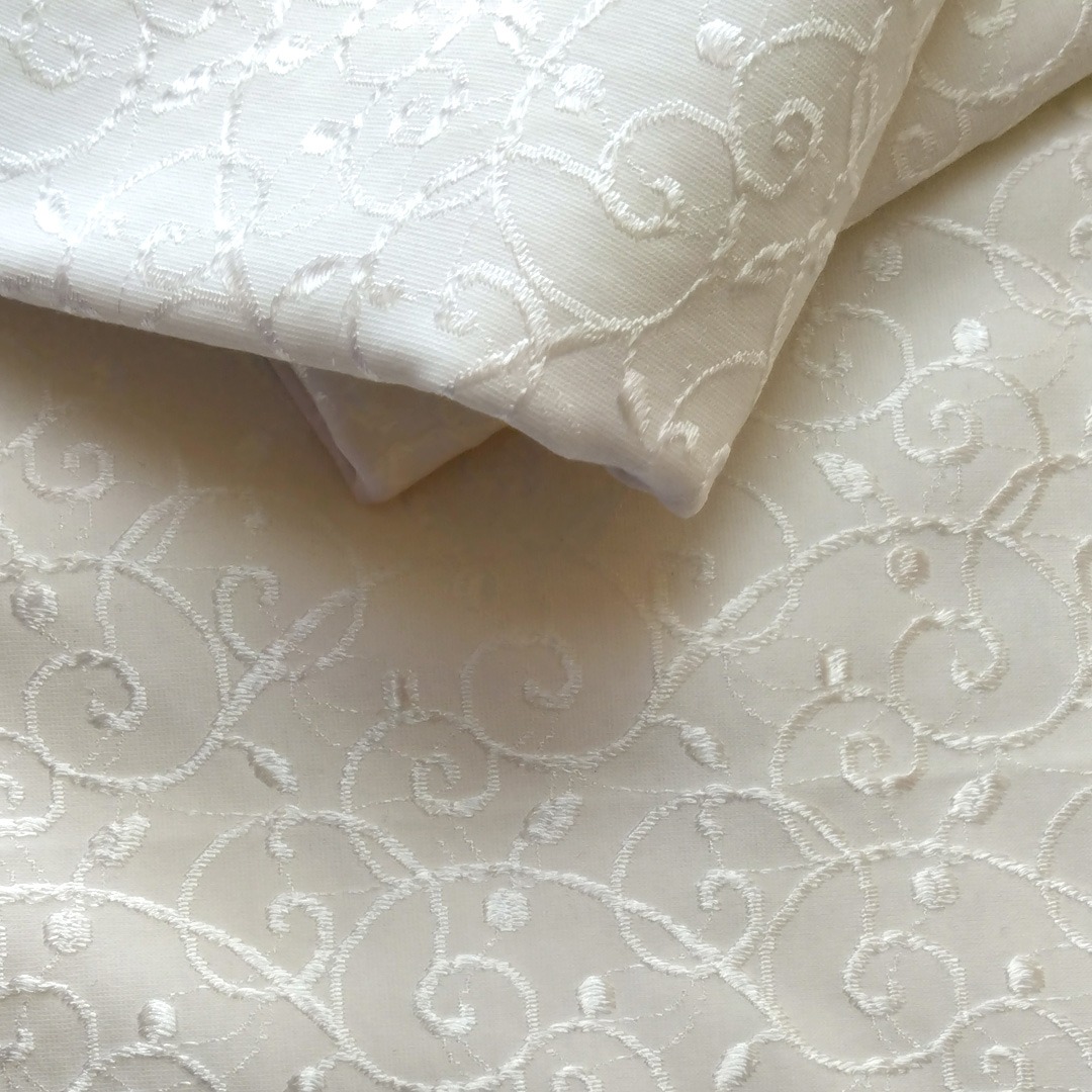 Miederstoff in Weiss mit Blumenranken