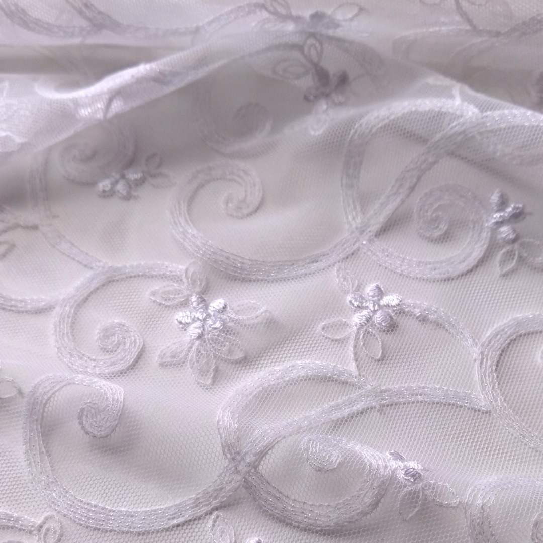 Wäschetüll in Weiss bestickt